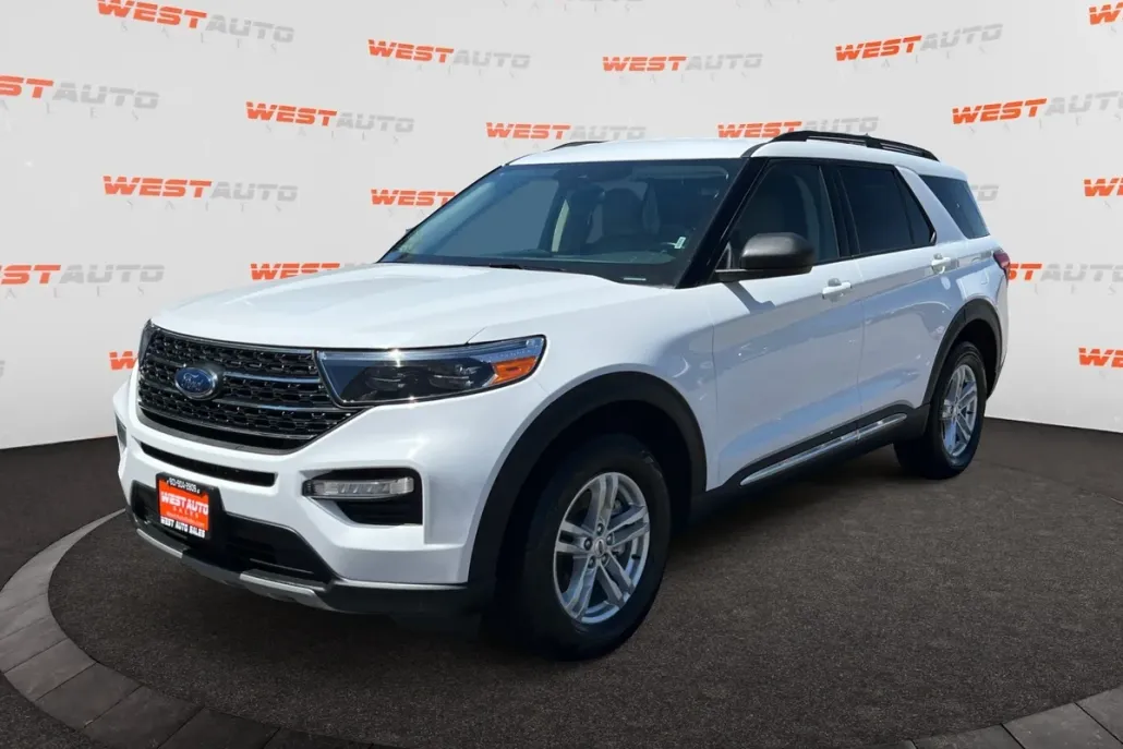 2023 Ford Explorer XLT photo 1