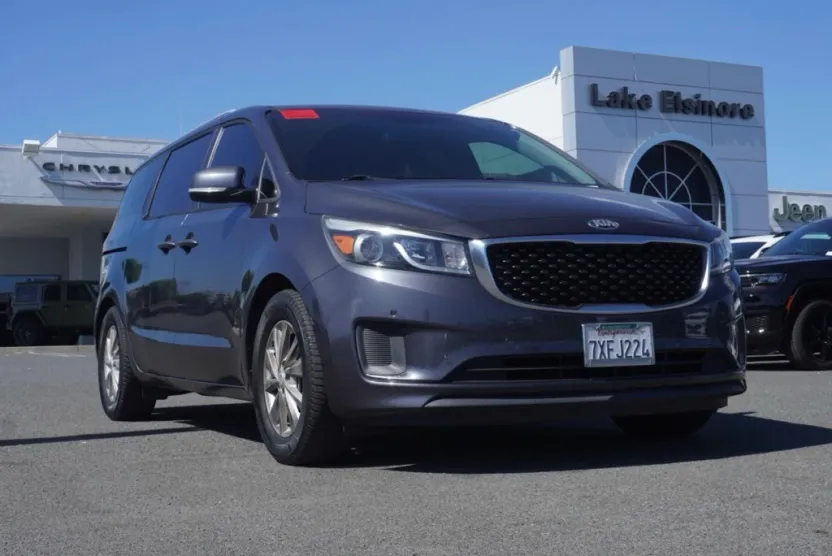 2017 Kia Sedona LX photo 1