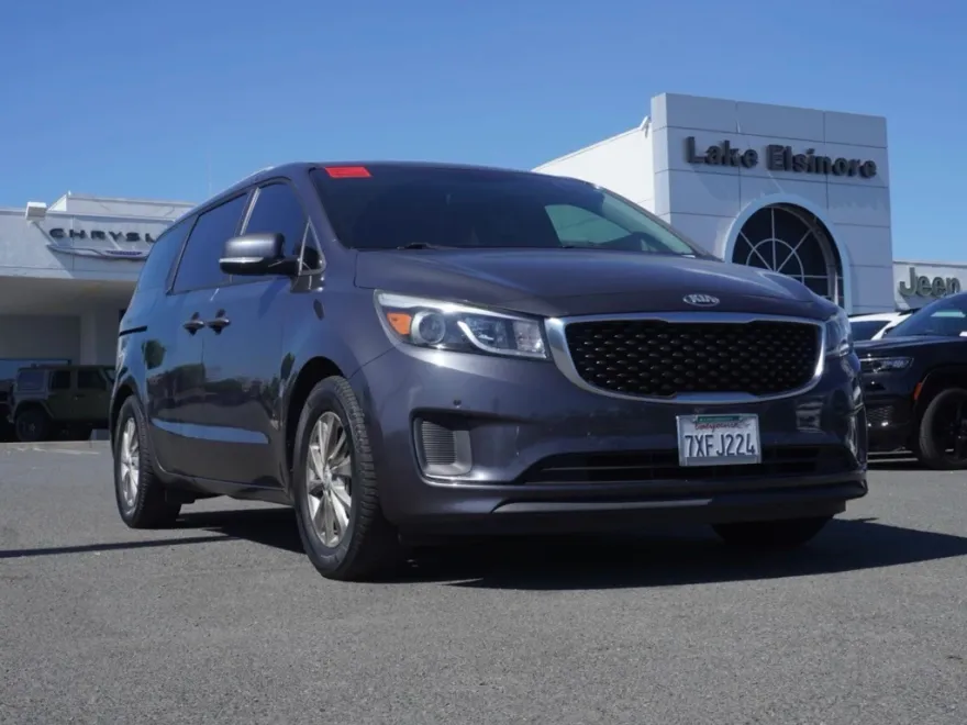 2017 Kia Sedona LX photo 1