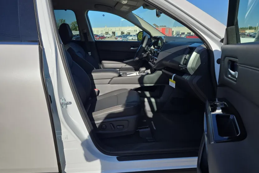 2025 Nissan Pathfinder SL photo 1