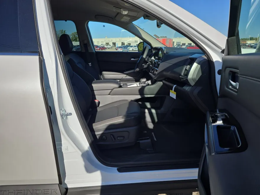 2025 Nissan Pathfinder SL photo 1