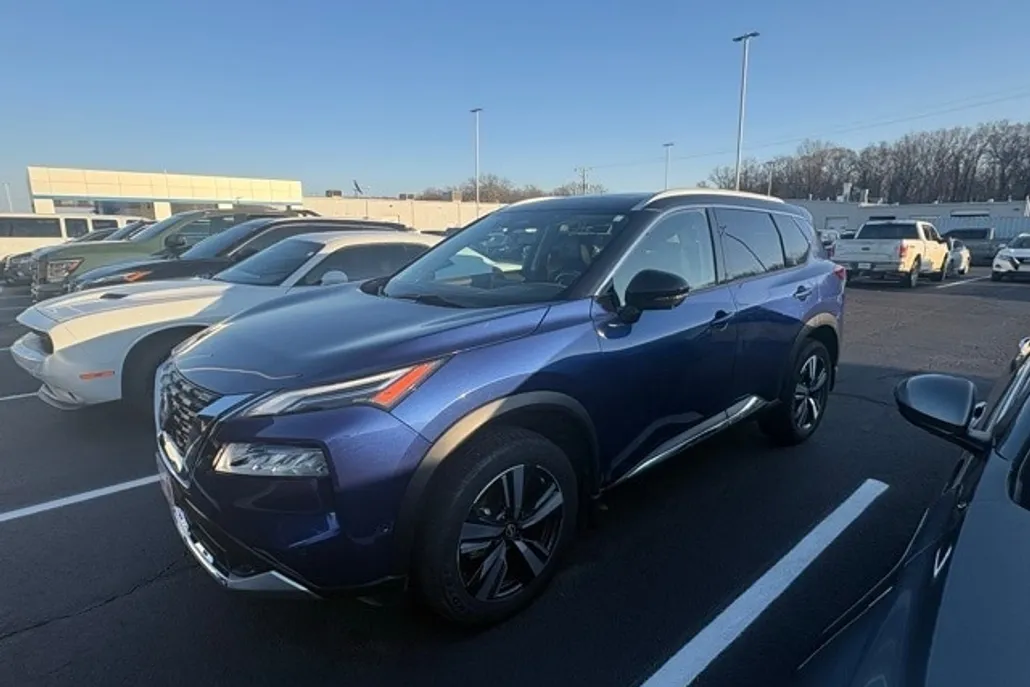 2023 Nissan Rogue Platinum photo 1