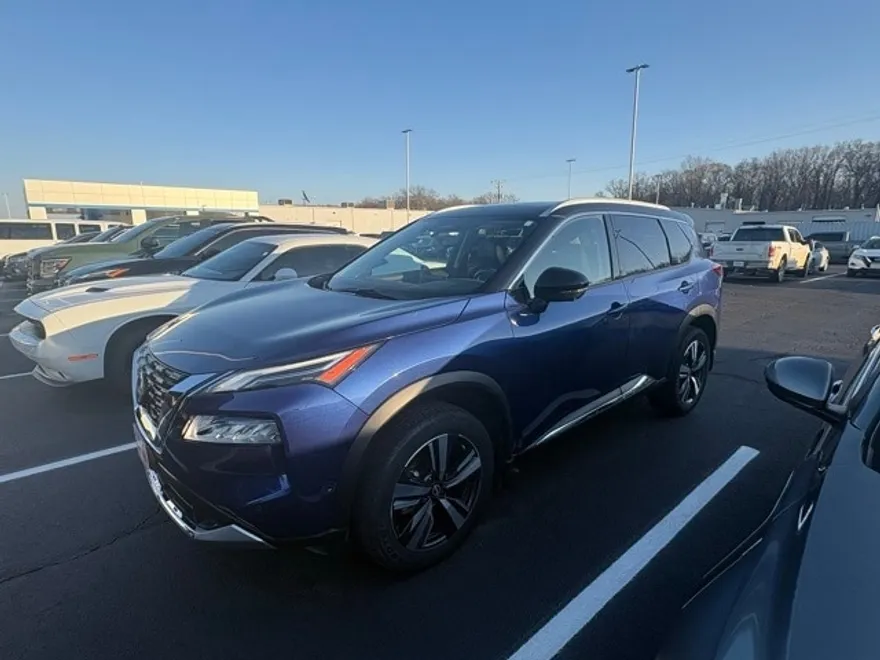 2023 Nissan Rogue Platinum photo 1