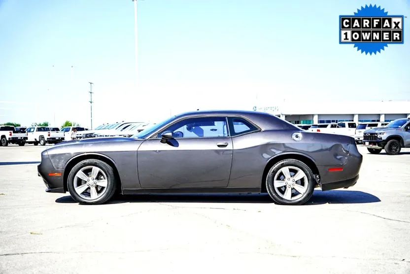 2016 Dodge Challenger SXT photo 1