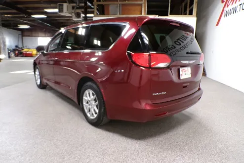 2017 Chrysler Pacifica Touring photo 3