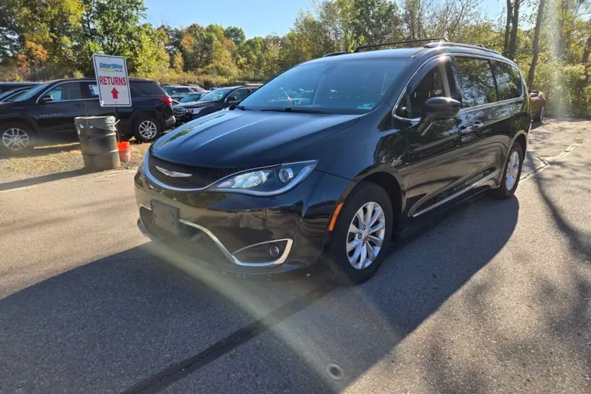2018 Chrysler Pacifica Touring L photo 1