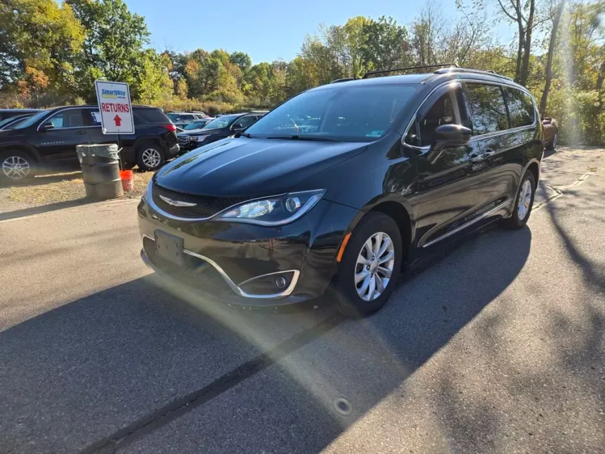 2018 Chrysler Pacifica Touring L photo 1