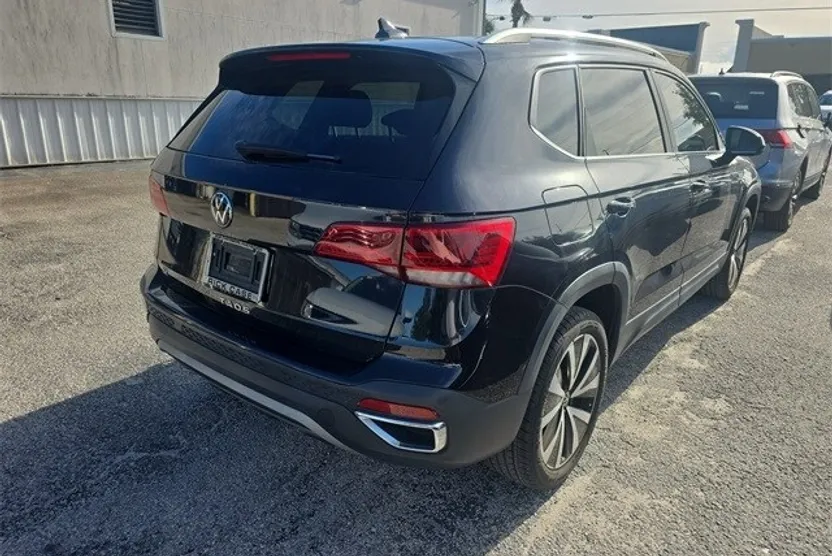 2022 Volkswagen Taos SE photo 1