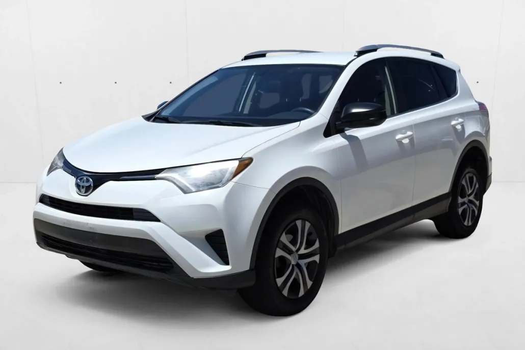 2016 Toyota RAV4 LE photo 1