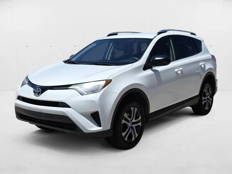 2016 Toyota RAV4 LE photo 1