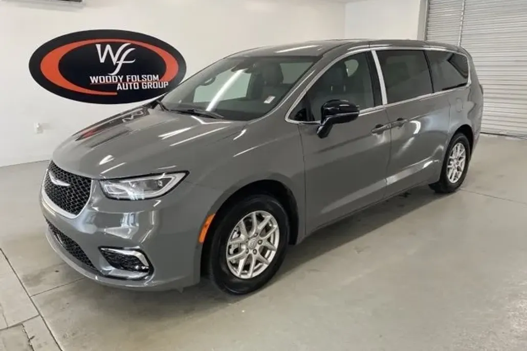 2025 Chrysler Pacifica photo 1