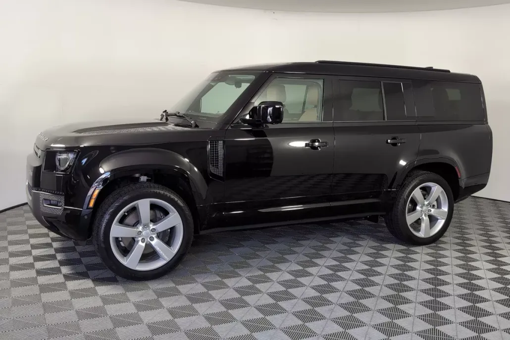 2025 Land Rover Defender 130 X-Dynamic SE photo 1