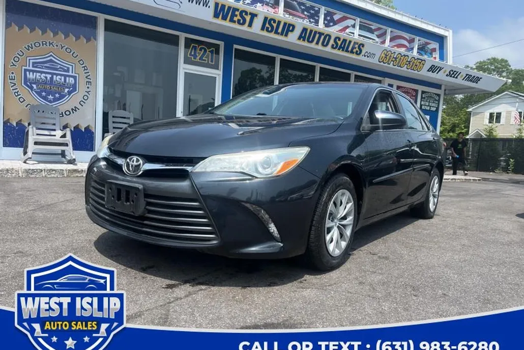 2015 Toyota Camry LE photo 1