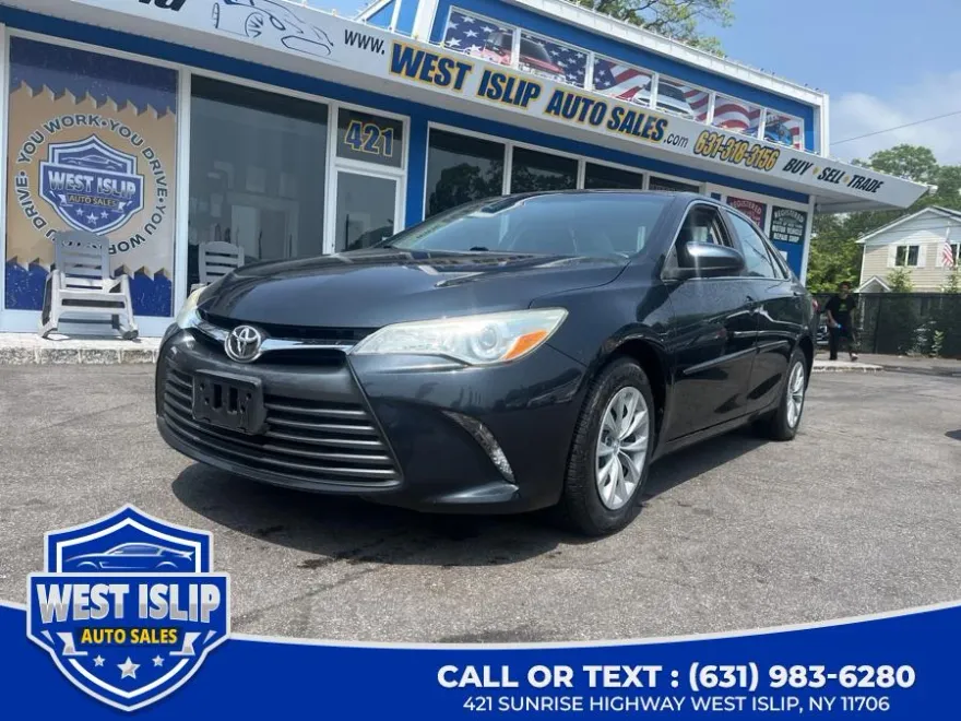 2015 Toyota Camry LE photo 1