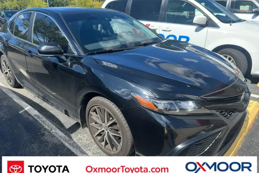 2022 Toyota Camry SE photo 1