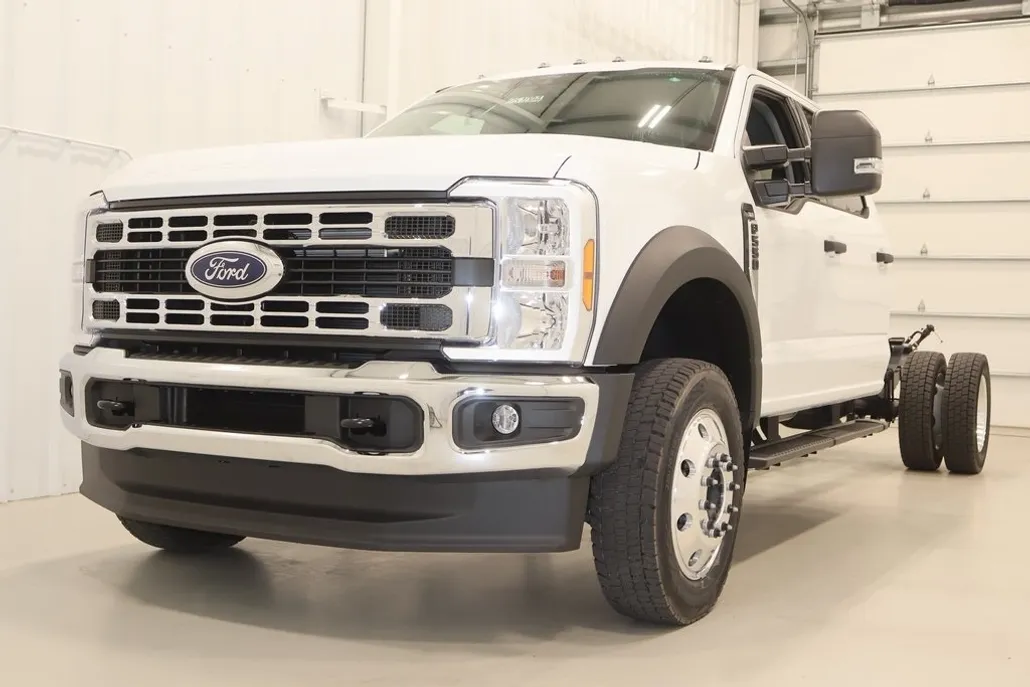 2025 Ford F-550 photo 1