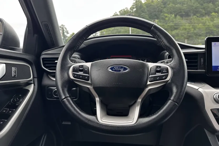 2022 Ford Explorer XLT Sport photo 1