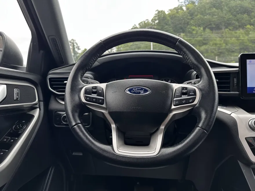 2022 Ford Explorer XLT Sport photo 1