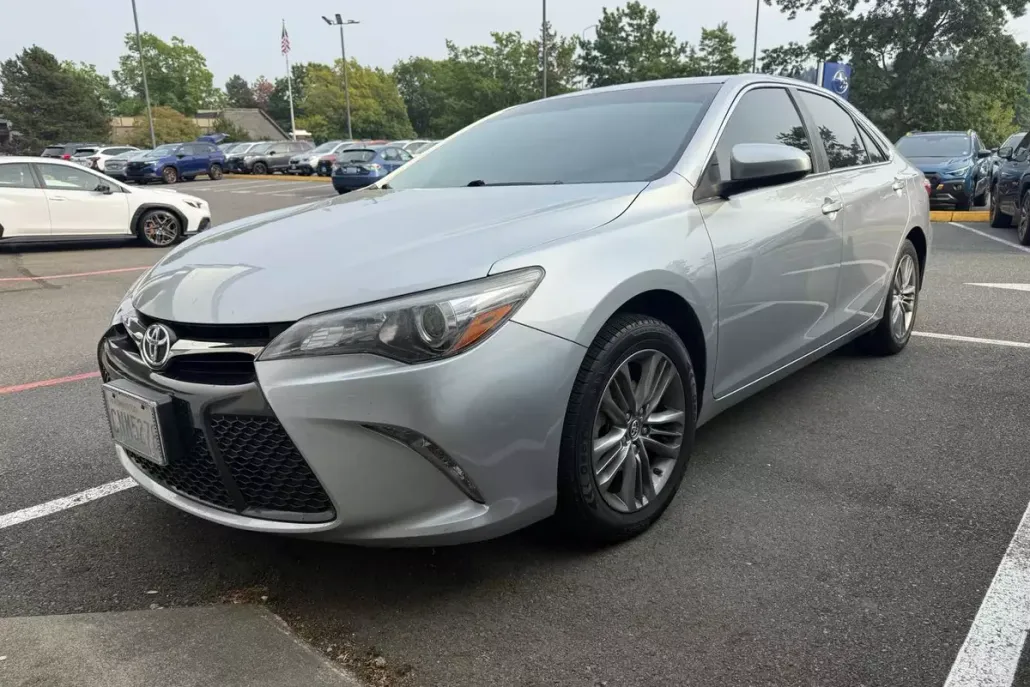 2017 Toyota Camry SE photo 1
