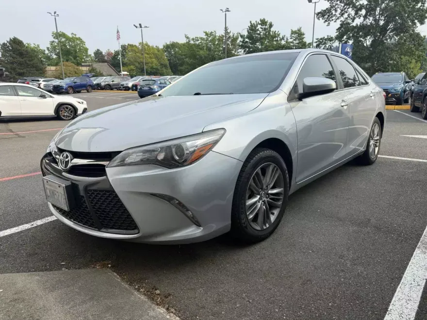 2017 Toyota Camry SE photo 1