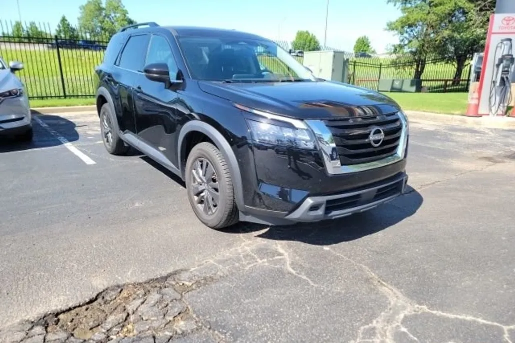 2023 Nissan Pathfinder SV photo 1