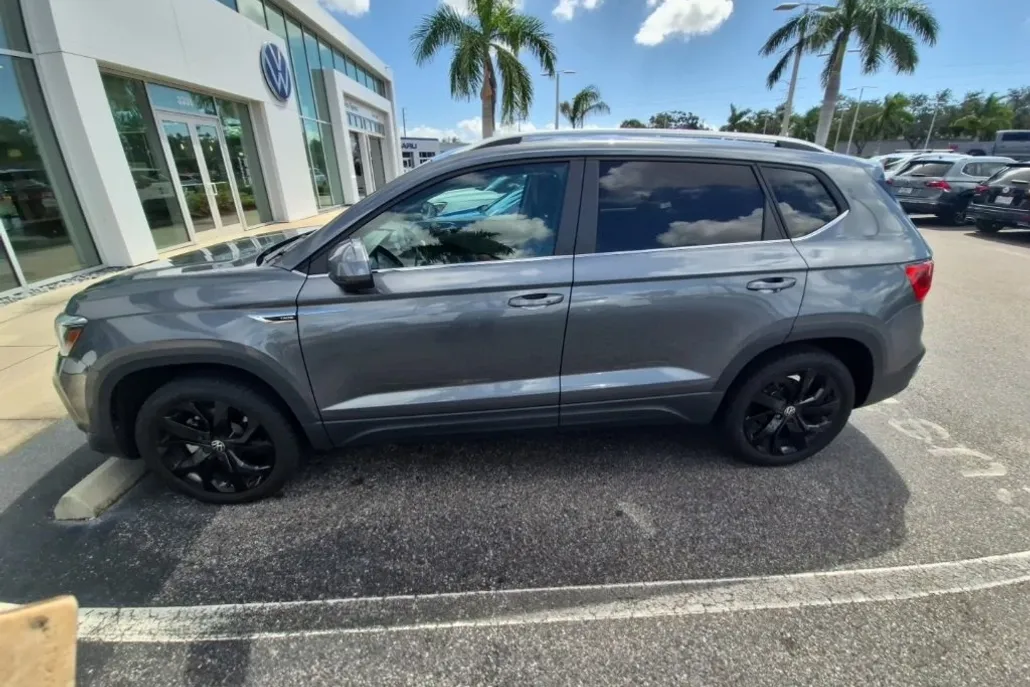 2023 Volkswagen Taos SE photo 1