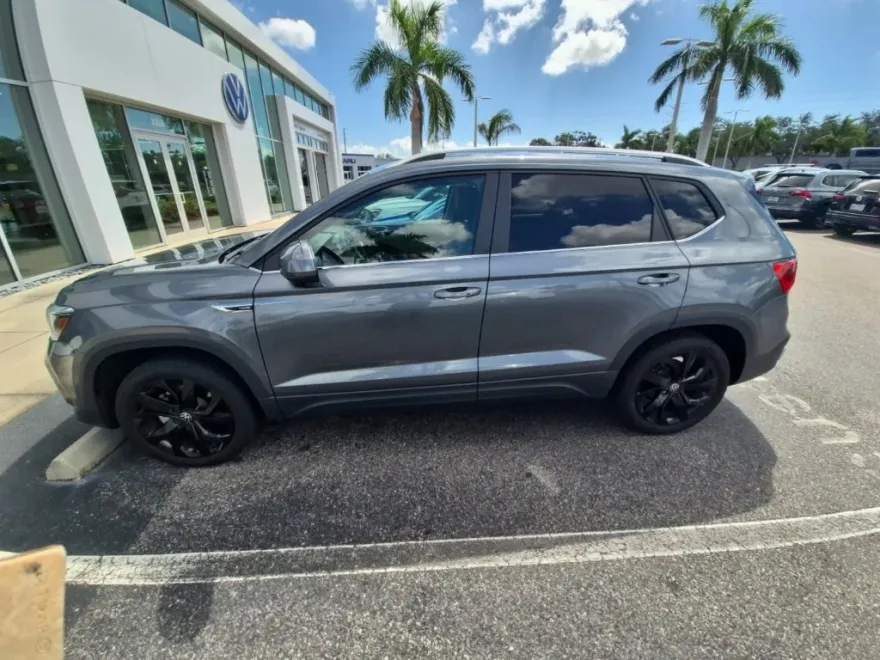 2023 Volkswagen Taos SE photo 1