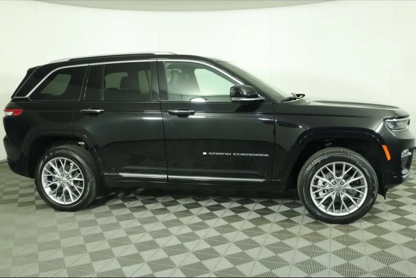 2023 Jeep Grand Cherokee Summit photo 1