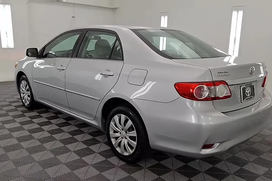 2013 Toyota Corolla LE photo 1
