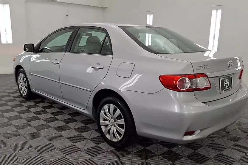 2013 Toyota Corolla LE photo 1