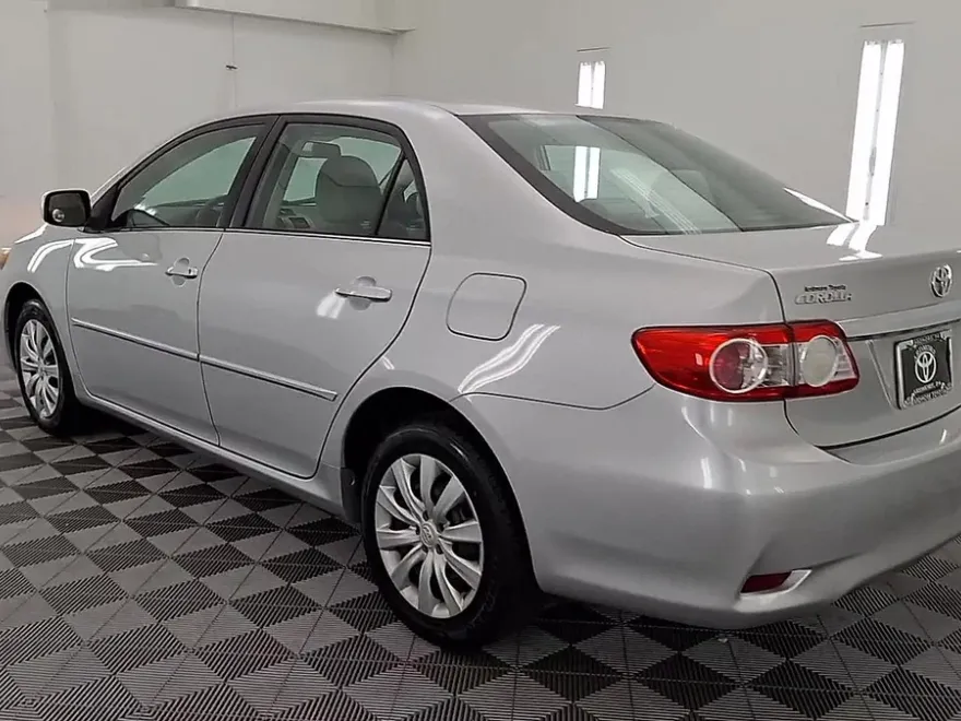 2013 Toyota Corolla LE photo 1