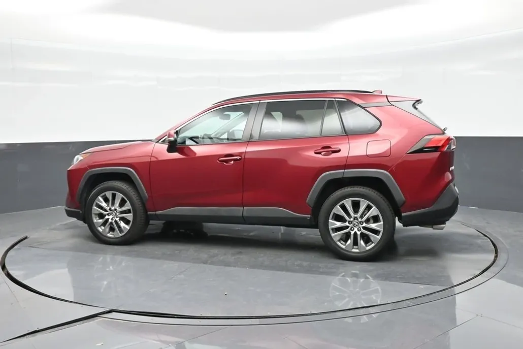 2019 Toyota RAV4 XLE Premium photo 1