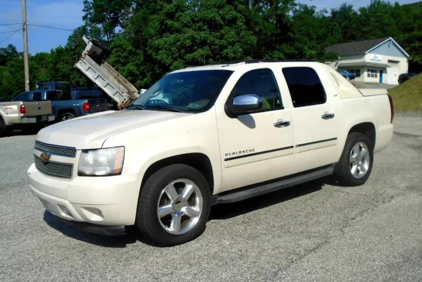 2012 Chevrolet Avalanche LTZ photo 1