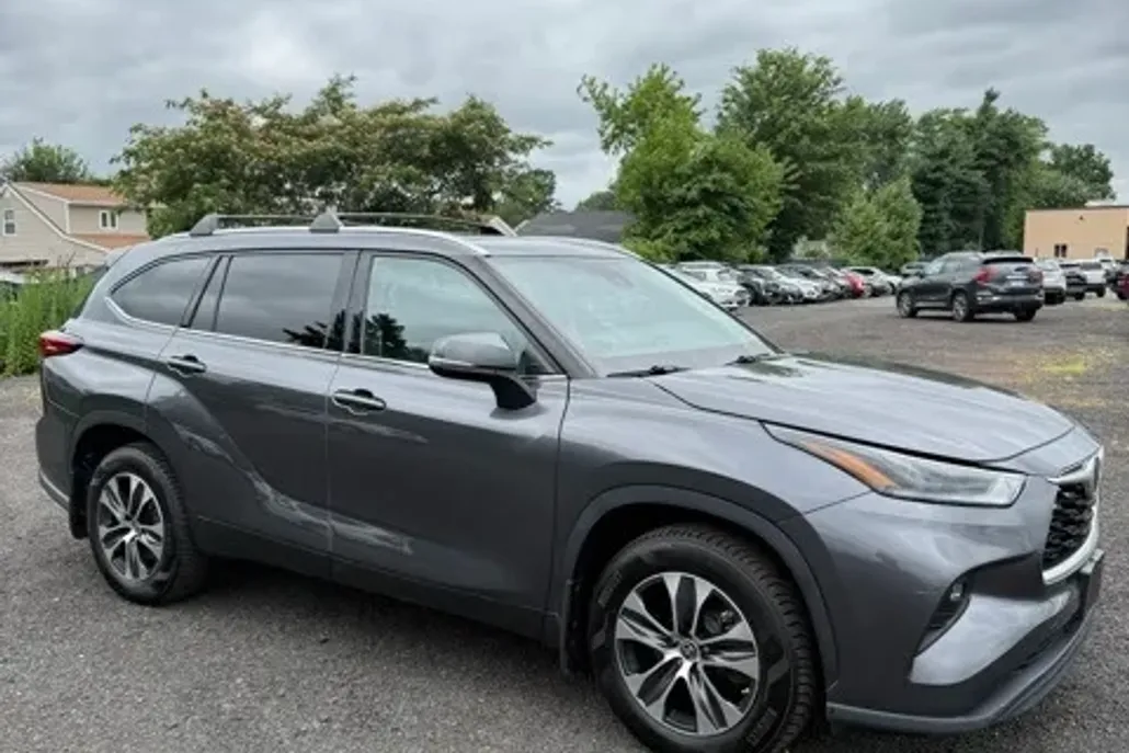2021 Toyota Highlander XLE photo 1