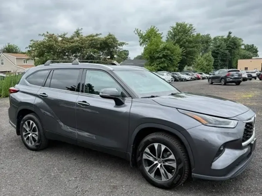 2021 Toyota Highlander XLE photo 1