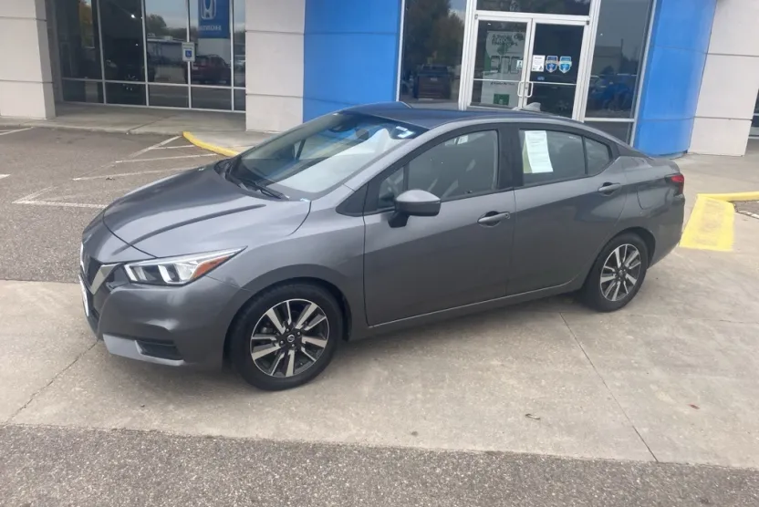 2021 Nissan Versa SV photo 1