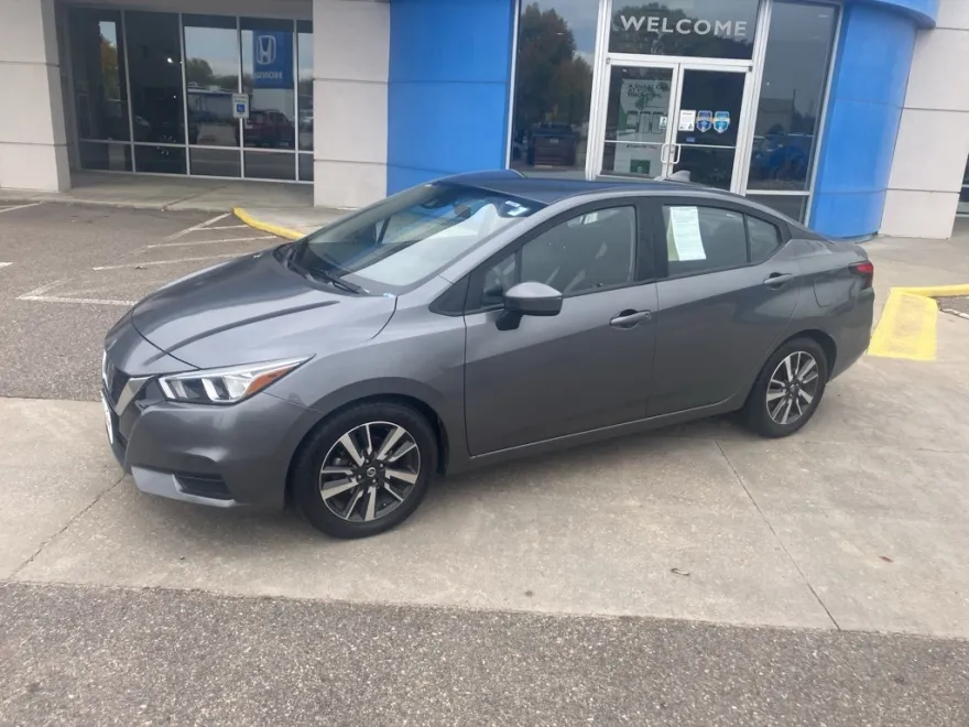 2021 Nissan Versa SV photo 1