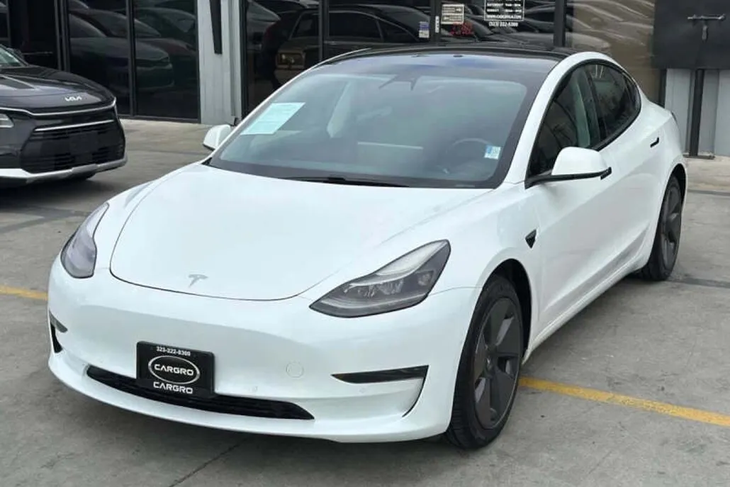 2021 Tesla Model 3 Standard Range Plus photo 1