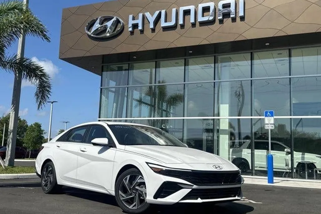 2025 Hyundai Elantra SEL Convenience photo 1