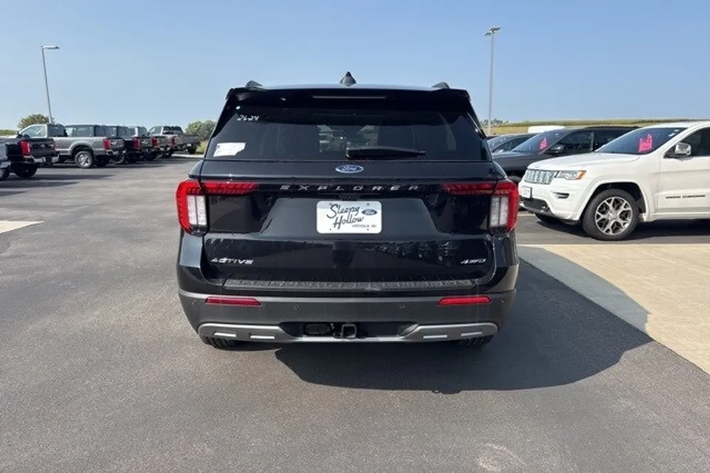 2025 Ford Explorer photo 1