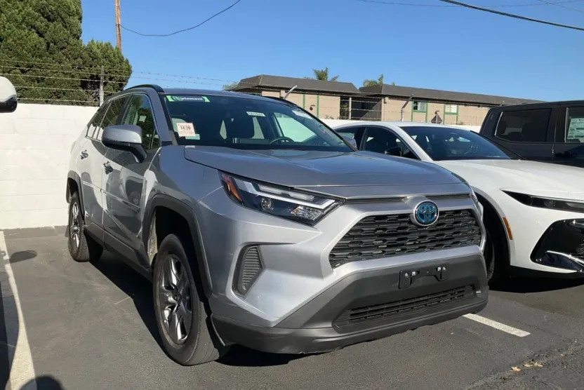2023 Toyota RAV4 Hybrid LE photo 1