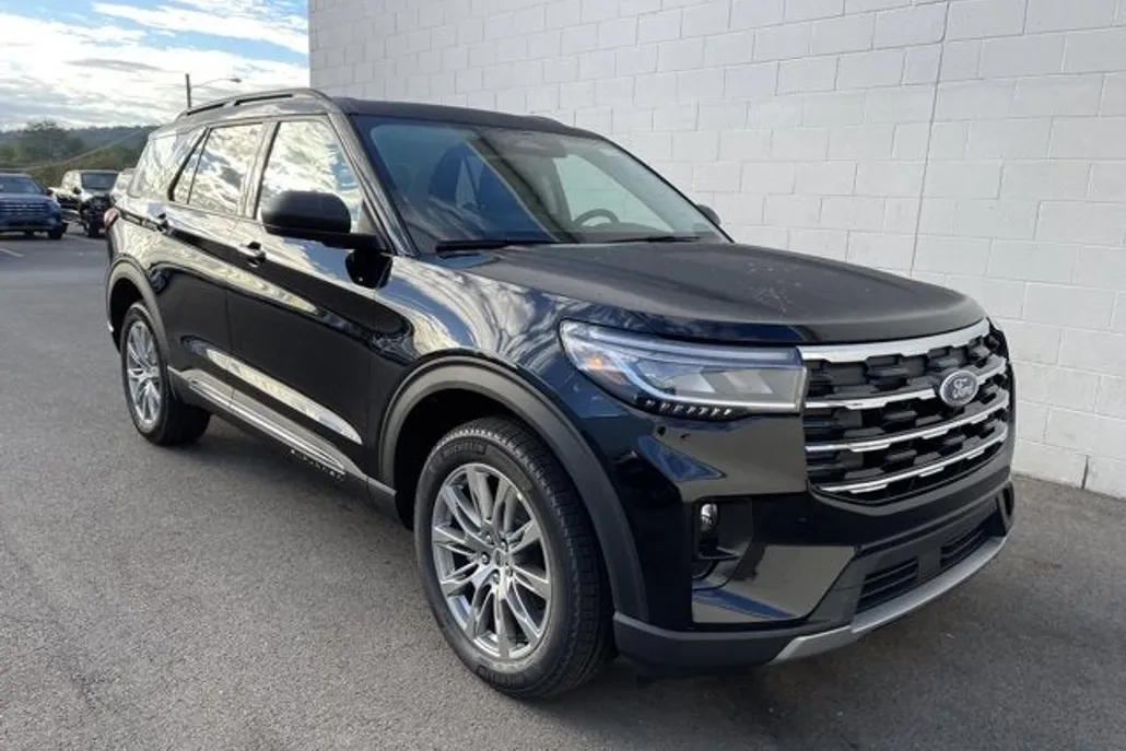 2025 Ford Explorer photo 1