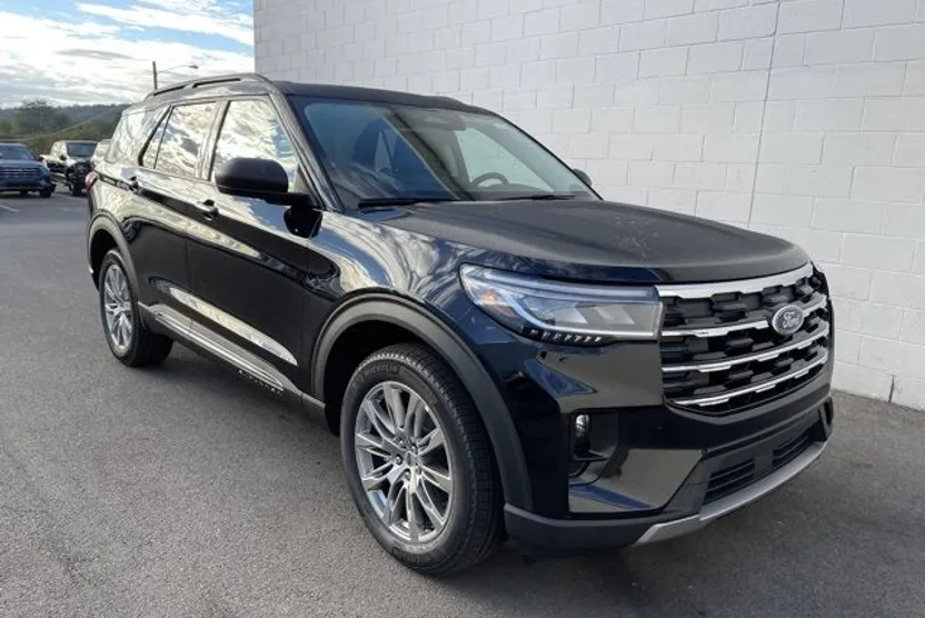 2025 Ford Explorer photo 1