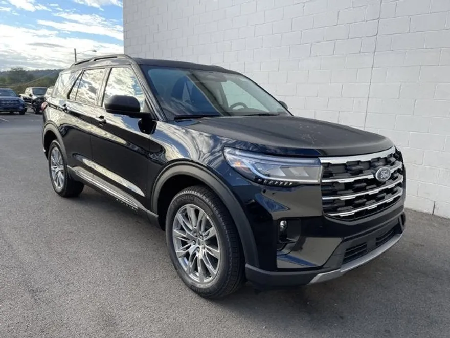 2025 Ford Explorer photo 1