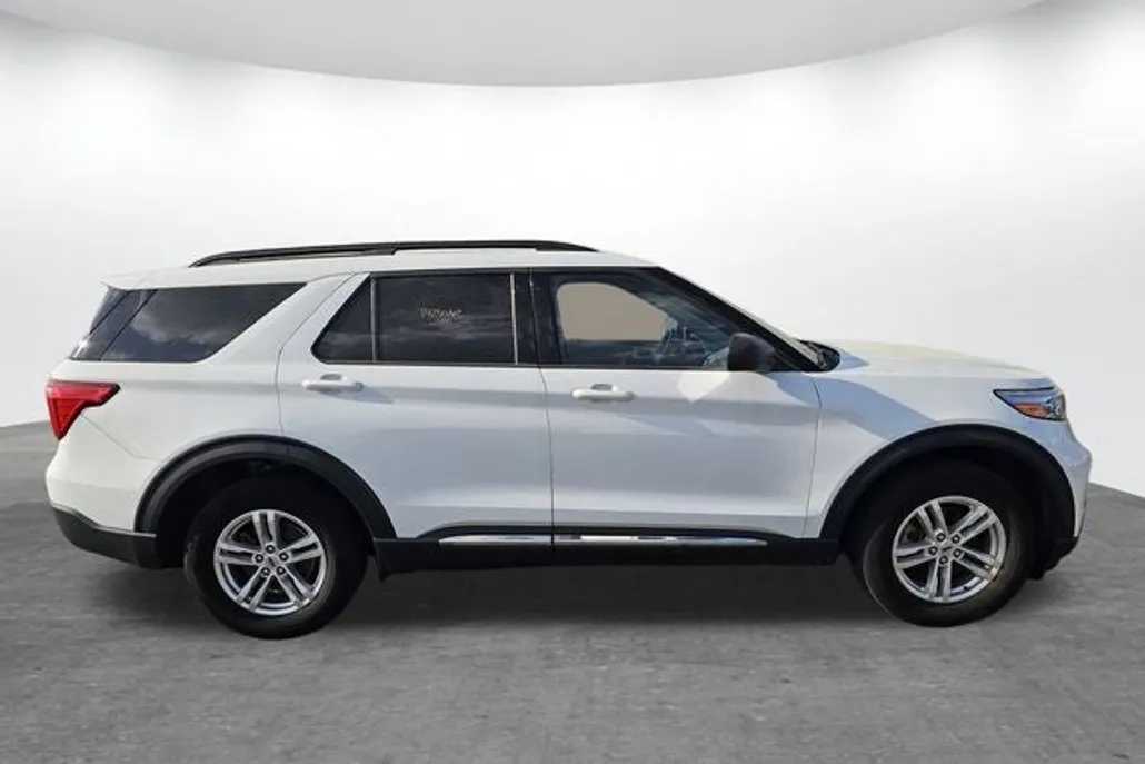 2023 Ford Explorer XLT photo 1
