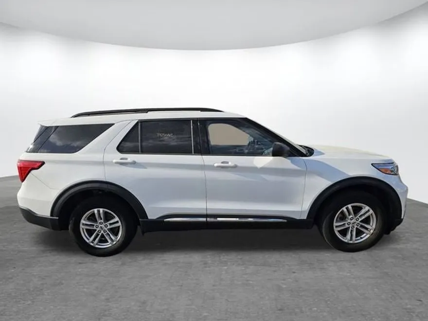 2023 Ford Explorer XLT photo 1