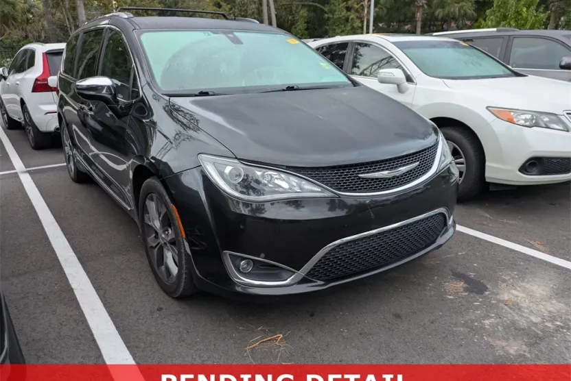2017 Chrysler Pacifica Limited photo 1