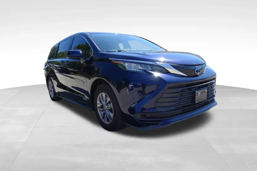 2021 Toyota Sienna LE photo 1