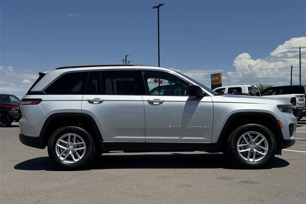 2025 Jeep Grand Cherokee Laredo photo 1