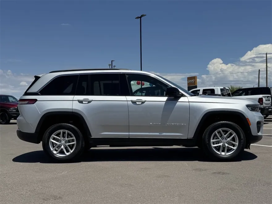 2025 Jeep Grand Cherokee Laredo photo 1